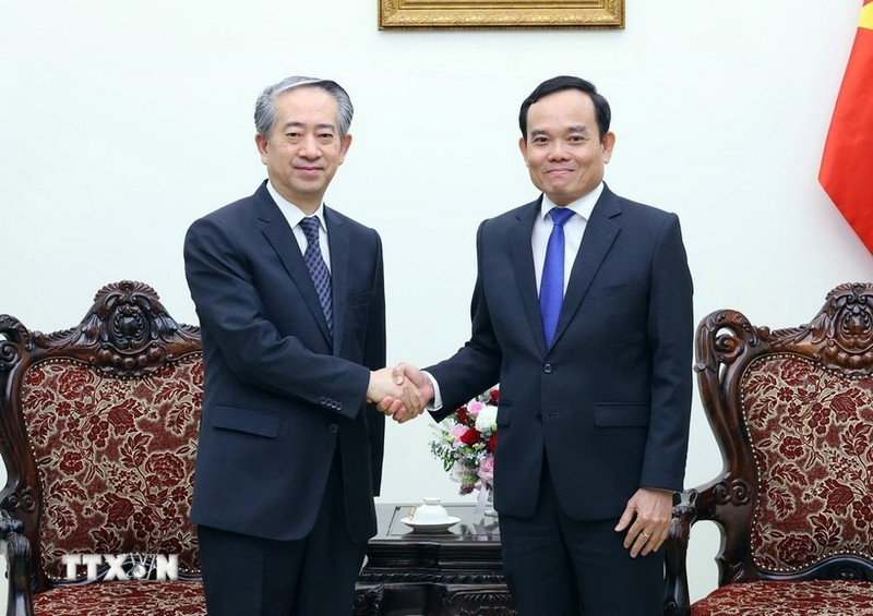El viceprimer ministro de Vietnam, Tran Luu Quang (en la derecha), recibió a saliente embajador chino acreditado en Hanói, Xiong Bo. (Fuente: VNA)