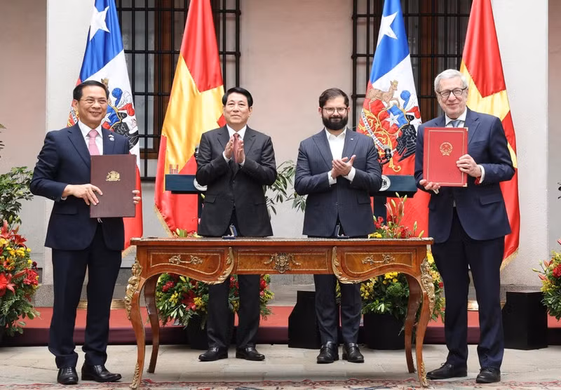 Los cancilleres de Vietnam y Chile firman una declaración conjunta entre ambos ministerios.