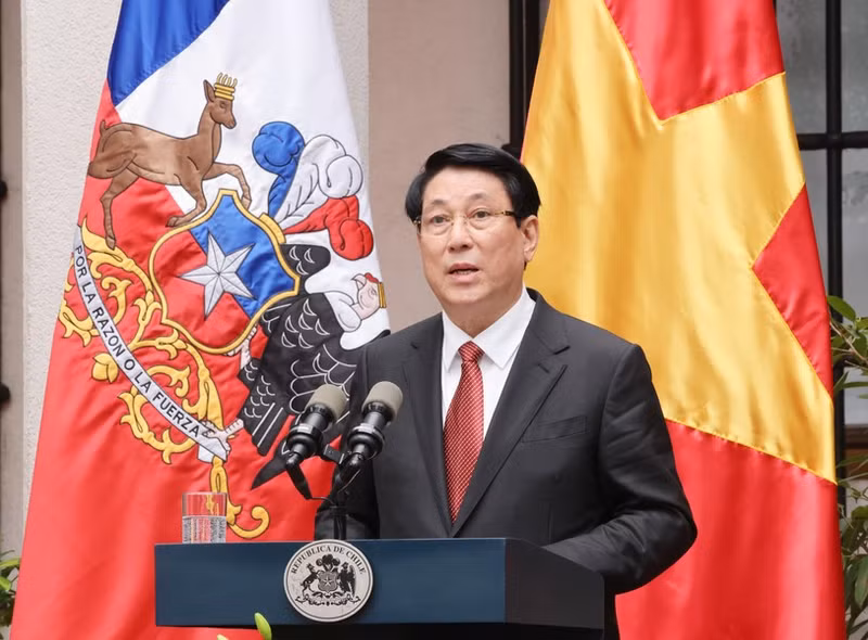 El jefe del Estado vietnamita, Luong Cuong, habla en la rueda de prensa.