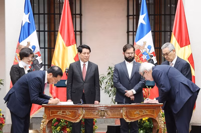 Los cancilleres de Vietnam y Chile firman una declaración conjunta.