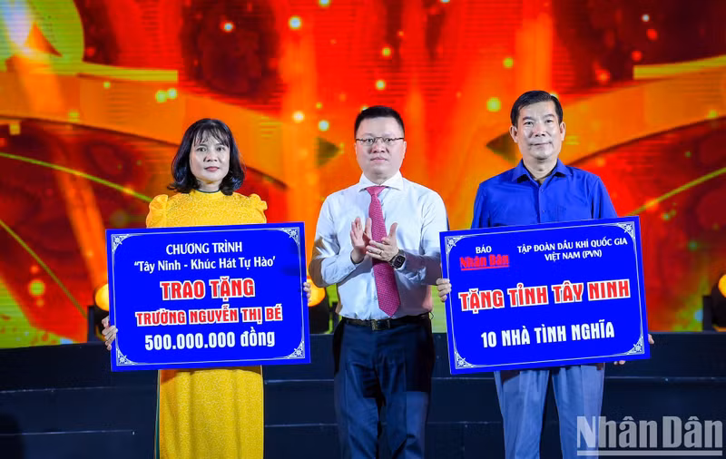 El comité organizador entrega 10 casas de solidaridad a personas desfavorecidas en Tay Ninh y obsequios valorados en unos 20 mil dólares a la Escuela secundaria de Nguyen Thi Be, en el distrito de Go Dau.