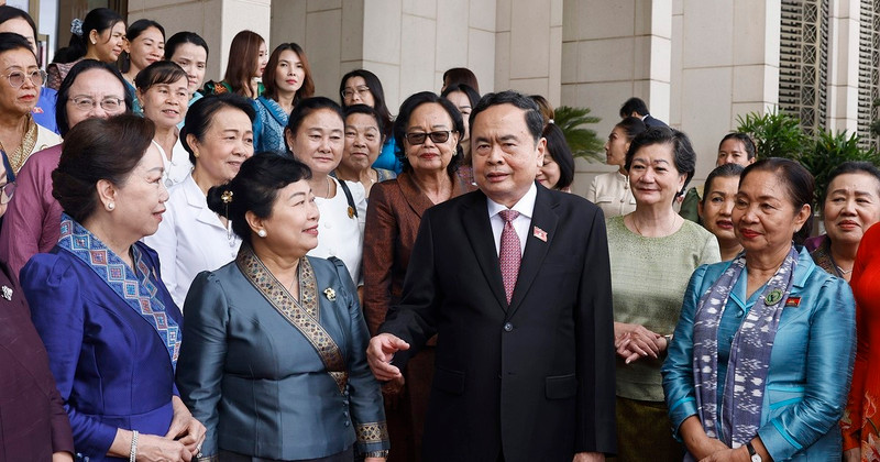 El presidente de la Asamblea Nacional de Vietnam, Tran Thanh Man, con representantes de Uniones de Mujeres de Laos y Camboya. (Fuente:VNA)