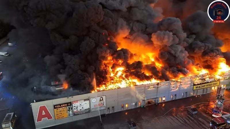 Autoridades de Varsovia buscan soluciones para apoyar a negociantes en el incendio.