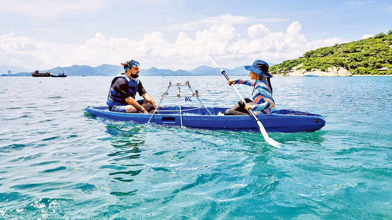 Turistas participan en actividades de plantación de corales en la bahía de Ninh Van. (Foto: Six Senses Ninh Van Bay)