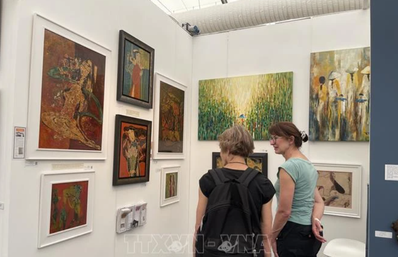 El rincón de pintura lacada del artista Phuong Binh atrae a muchos espectadores. (Foto: VNA)