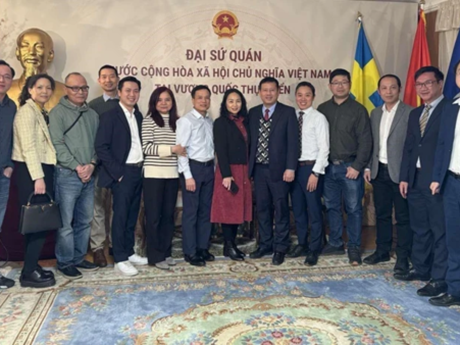 El embajador Tran Van Tuan e intelectuales vietnamitas en Suecia (Foto transmitida por VNA)