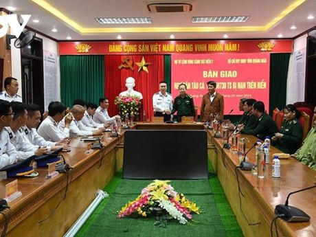 Las fuerzas de las guardias costera y fronteriza de Quang Ngai se reúnen con los pescadores rescados (Foto: vov.vn)