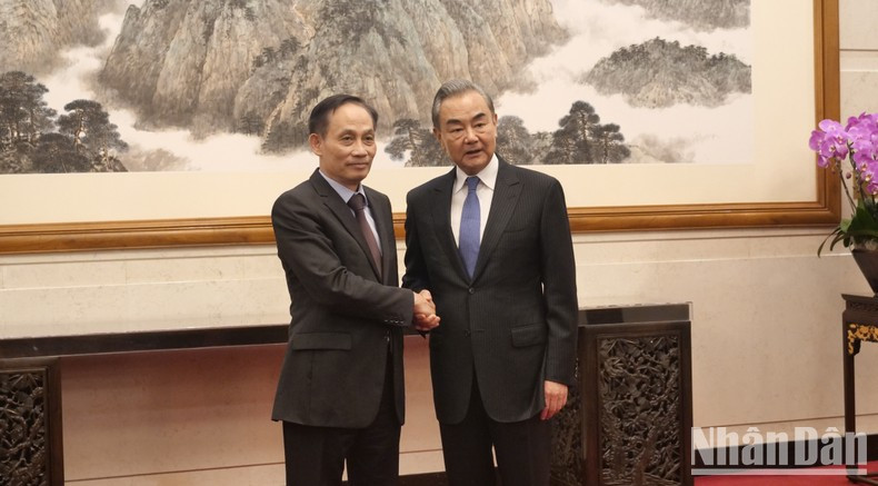 El miembro del Secretariado del Comité Central del Partido Comunista de Vietnam y jefe de su Comisión de Relaciones Exteriores, Le Hoai Trung, y el miembro del Buró Político y director de la Oficina de la Comisión de Asuntos Exteriores del Partido Comunista de China, Wang Yi. (Fotografía: Nhan Dan)