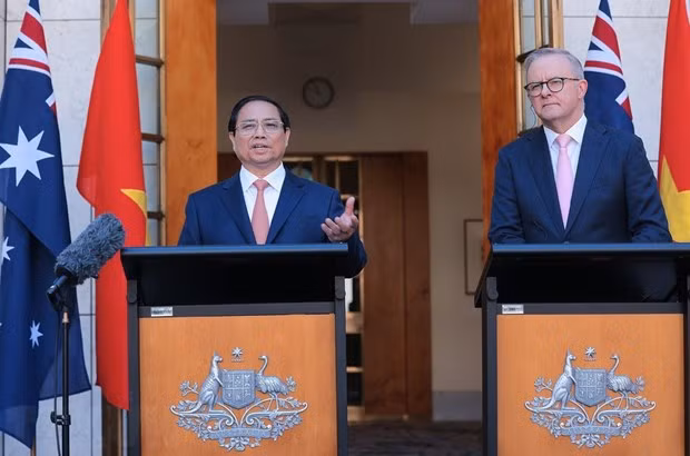 El primer ministro Pham Minh Chinh y su homólogo australiano Anthony Albanese en rueda de prensa conjunta (Foto: VNA)