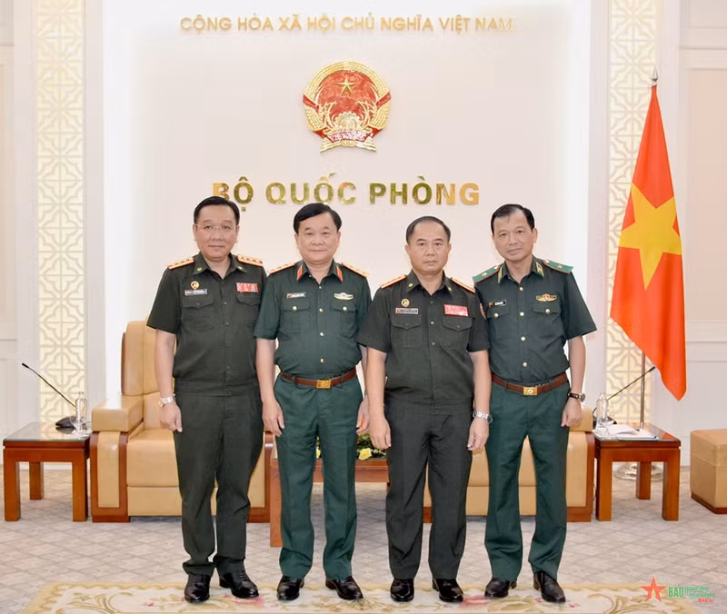 El viceministro de Defensa de Vietnam Hoang Xuan Chien (segundo a la izquierda) y los delegados en el ecuentro.