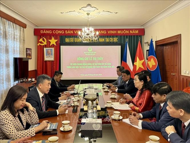 En la sesión de trabajo de la delegación con la Embajada de Vietnam (Fuente:VNA)
