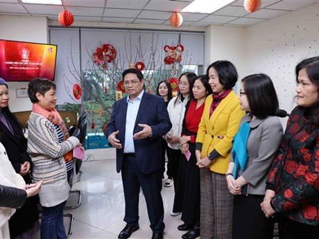 El primer ministro de Vietnam, Pham Minh Chinh, conversa con editores del Departamento de Noticias Internacionales de la VNA. (Fuente: VNA)