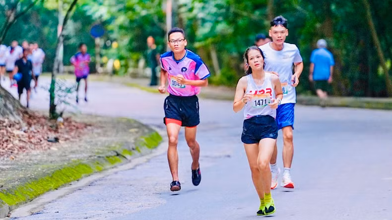 Los corredores conquistan la cima de Thien Van.