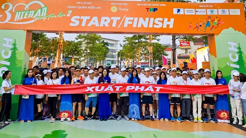 Miles de corredores participan en maratón con fines benéficos