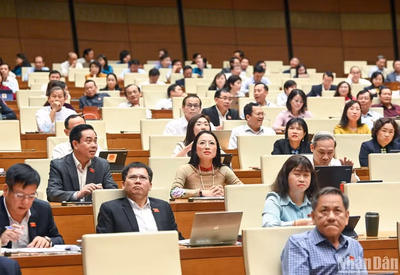 Parlamento vietnamita discute avances del plan de desarrollo socioeconómico 2024