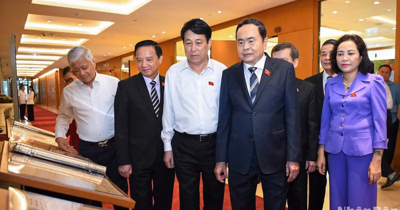 [Foto] Dirigentes vietnamitas visitan exposición sobre las primeras elecciones generales