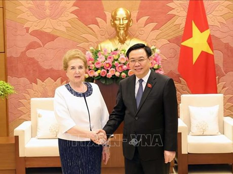 El presidente de la Asamblea Nacional de Vietnam, Vuong Dinh Hue, recibe a la primera vicepresidenta de la Asamblea Nacional de Hungría, Márta Mátrai. (Foto: VNA)