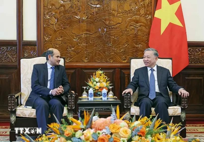El presidente vietnamita, To Lam, y el embajador indio en Vietnam, Sandeep Arya (Fuente: VNA)