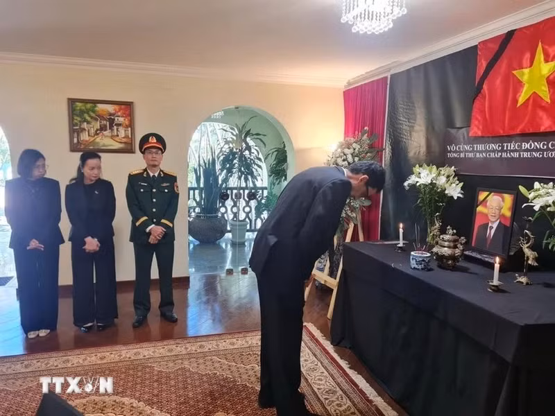 El viceministro de Relaciones Exteriores, Eduardo Saboia, rinde homenaje al secretario general del Partido Comunista de Vietnam, Nguyen Phu Trong. (Fuente: Embajada vietnamita en Brasil)