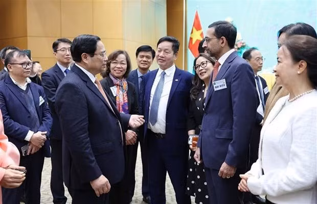 El primer ministro Pham Minh Chinh habla con los participantes en la conferencia. (Foto: VNA)