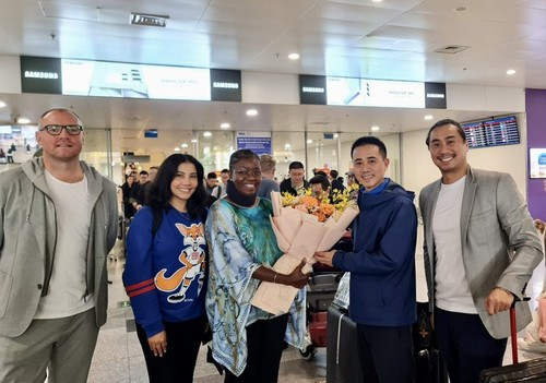 La delegación de FIFA, encabezada por la directora del programa de fútbol escolar, Fatimata Sow Ep. Sidibe, llega a Vietnam. 