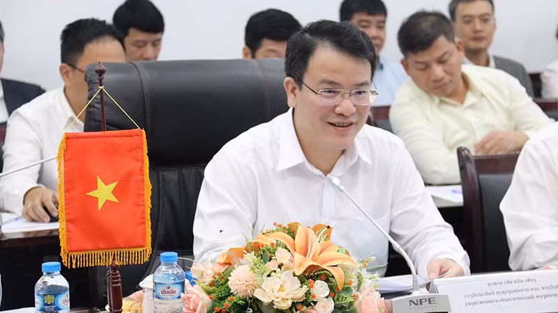 El viceministro de Planificación e Inversión y vicepresidente del Comité Intergubernamental Vietnam-Laos sobre cooperación bilateral, Tran Quoc Phuong, habla en la cita.
