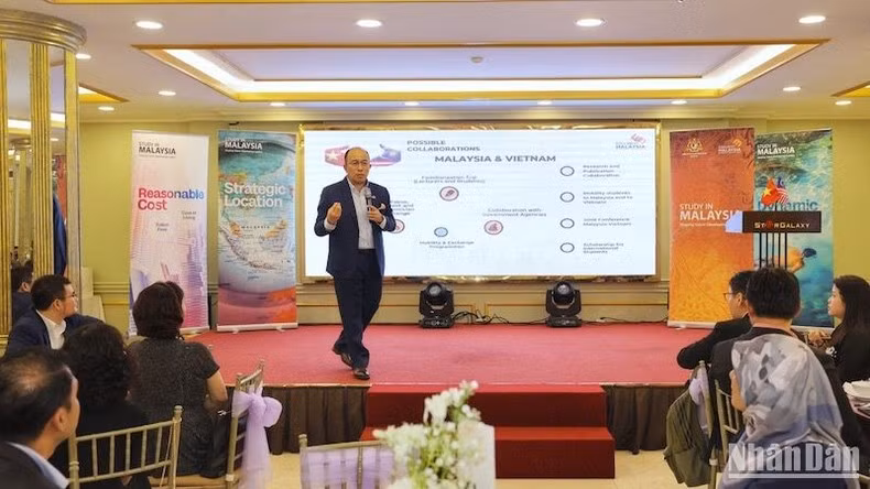 Un representante de Malasia evacúa las dudas de estudiantes y padres. Un representante de Malasia evacúa las dudas de estudiantes y padres.