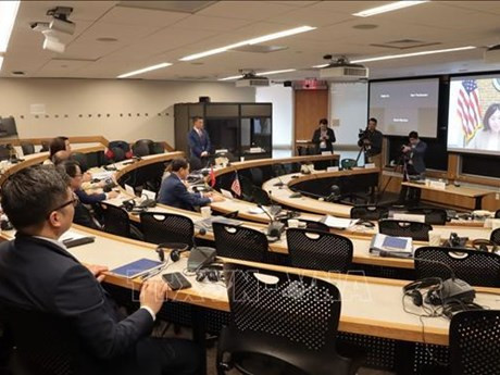 El viceprimer ministro de Vietnam Le Minh Khai sostuvo un encuentro con la representante comercial de Estados Unidos, Katherine Tai, (Fuente:VNA)