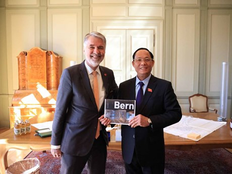 El coronel general Tran Quang Phuong, vicepresidente de la Asamblea Nacional (AN) de Vietnam, y el alcalde de la ciudad de Berna, Alec von Graffenried (Fuente: VNA)