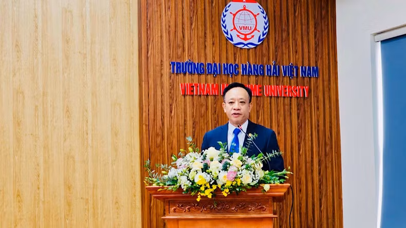 El rector de la Universidad Marítima de Vietnam, Pham Xuan Duong, habla en el evento.