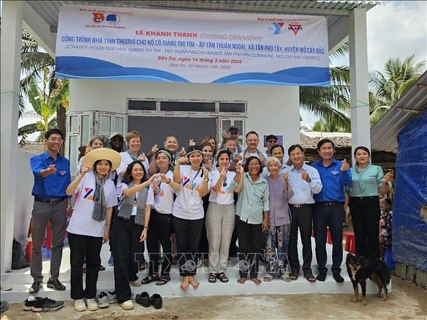Voluntarios estadounidenses realizan actividades de seguridad social en Ben Tre. (Fotografía: VNA)