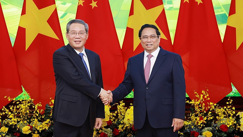 El primer ministro de Vietnam, Pham Minh Chinh (derecha), y su homógolo chino, Li Qiang. (Foto: VNA)