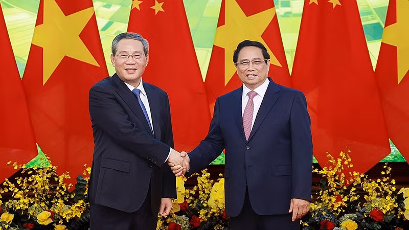 El primer ministro de Vietnam, Pham Minh Chinh (derecha), y su homógolo chino, Li Qiang. (Foto: VNA)
