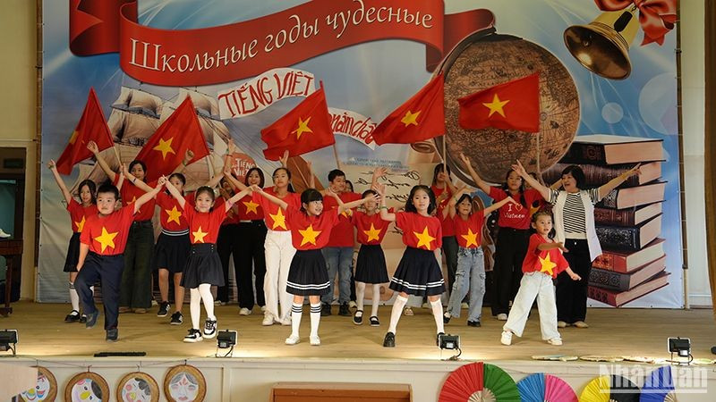 Los niños participan en un juego lingüístico en el festival. 