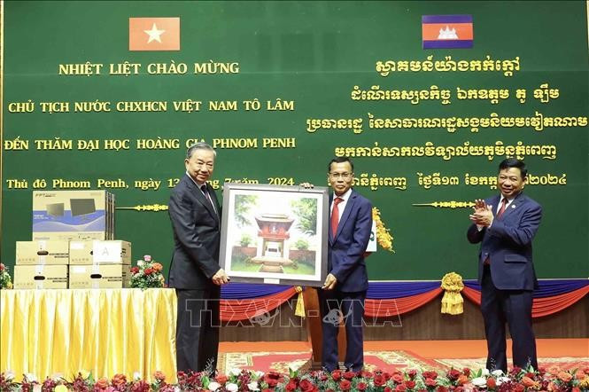 El presidente To Lam entrega un obsequio a la Universidad Real de Phnom Penh. (Fuente: VNA)