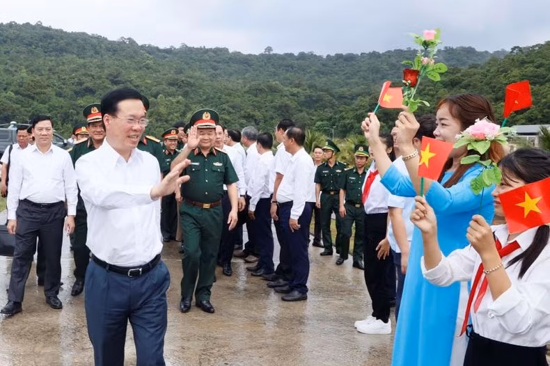 El jefe del Estado vietnamita visita el regimiento 152, en la Zona Militar 9.