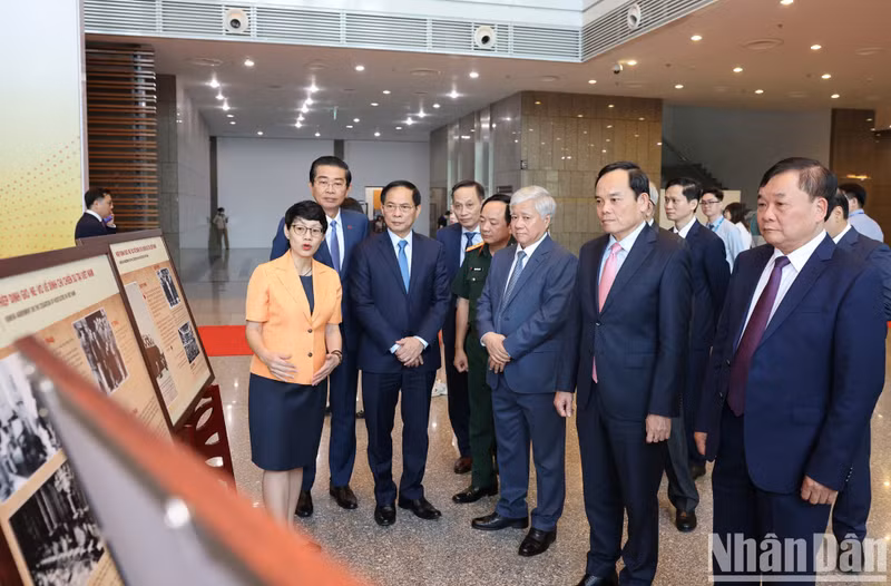 Los delegados visitan una exposición fotográfica.