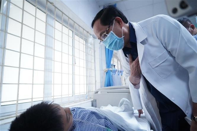 El vicepresidente de la Asamblea Nacional, Tran Quang Phuong, visita a las víctimas del incendio en el Hospital del Transporte en Hanói. (Fuente:VNA)