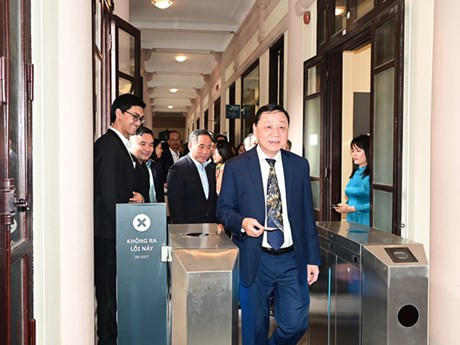 Delegados experimentan el sistema de entradas electrónicas (Foto: Ministerio de Cultura, Deportes y Turismo)