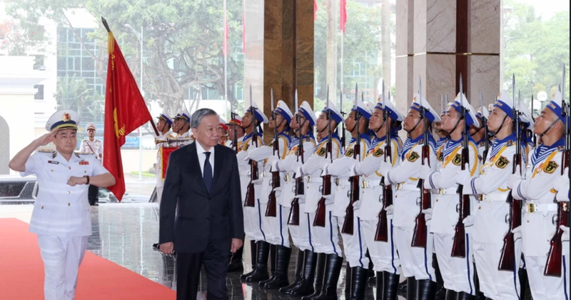 El presidene vietnamita, To Lam, pasa revista a la guardia de honor de la Armada. 
