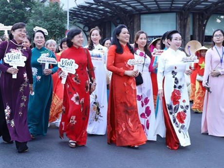 Nutrida participación en desfile de Ao Dai en Ciudad Ho Chi Minh (Foto: VNA)