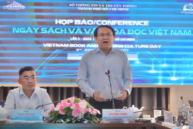 El director del Servicio de Información y Comunicación habla en la rueda de prensa.