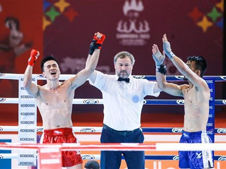 El boxeador vietnamita, Nguyen Hoang (pantalones rojos) derrotó a su oponente filipino para ganar el medalla de oro en la categoría de peso masculino de 67 kilógramos, de Kickboxing (Fuente: VNA)