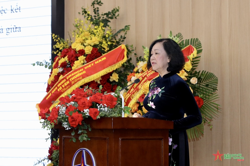 Truong Thi Mai, miembro del Buró Político, permanente del Secretariado del Comité Central del PCV y jefa de su Comisión de Organización, interviene en el evento. 