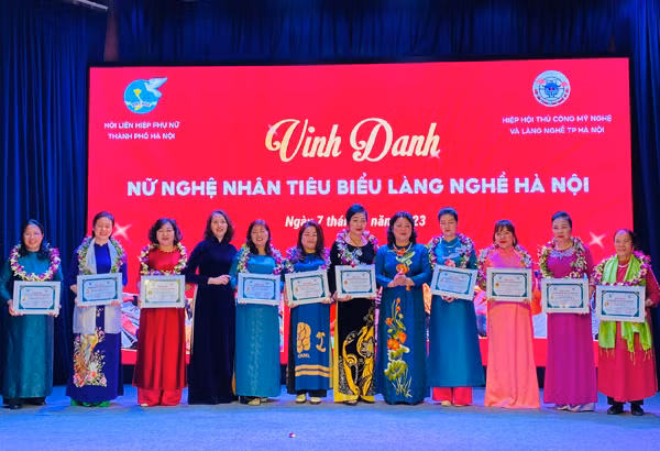 Honran a 10 artistas destacadas de aldeas artesanales de Hanói. 