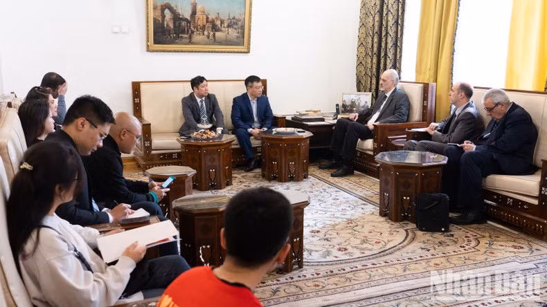 Representantes de la comunidad vietnamita en Rusia se reúnen con el embajador de Siria en Moscú.