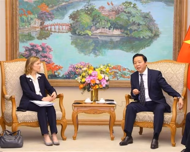 El viceprimer ministro vietnamita Tran Hong Ha y Aler Grubbs, directora de la Agencia de Estados Unidos para el Desarrollo Internacional (Usaid) en el país indochino (Fotografía: VNA)