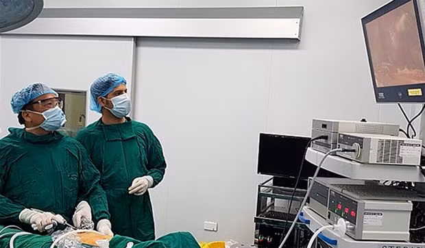 Médicos extranjeros vienen a Vietnam para estudiar las técnicas de cirugía laparoscópica de tiroides (Foto: bosvietnam.com)