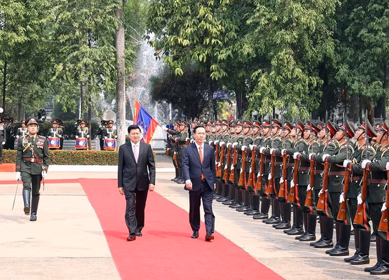 El presidente Vo Van Thuong y el secretario general PPRL y presidente de Laos, Thongloun Sisoulith, inspeccionan la guardia de honor. (Foto: VNA)
