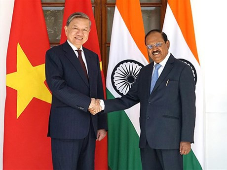 El ministro de Seguridad Pública de Vietnam, To Lam (izquierda), recibe al asesor de seguridad nacional de India, Ajit Kumar Doval (Foto: bocongan.gov.vn)